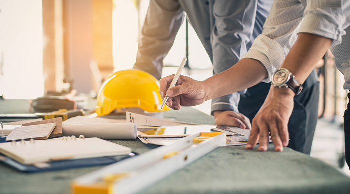 Quando se fala em construção civil, é comum as pessoas confundirem os termos incorporadora e construtora.