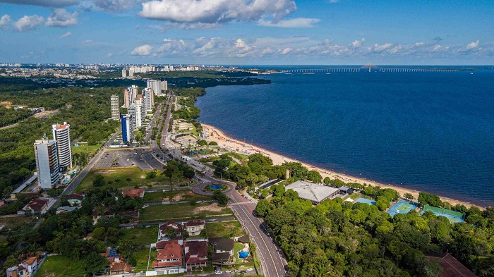Ponta Negra é um dos bairros mais famosos de Manaus, localizado na Zona Oeste da cidade, às margens do Rio Negro.